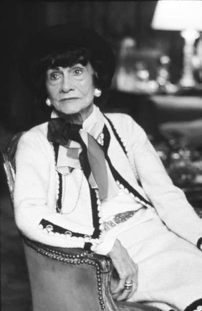 Shahrokh HATAMI (né en 1930) Mademoiselle Chanel Rue Cambon

Tirage argentique format...