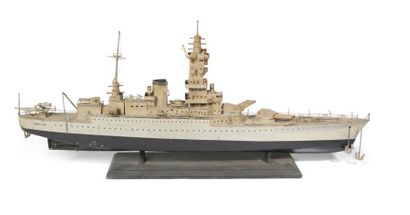 null Modèle réduit du « Dunkerque » bateau de guerre en métal laqué

Sur son support...