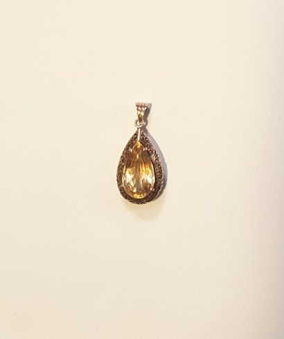 null Pendentif en or jaune retannant une citrine facettée