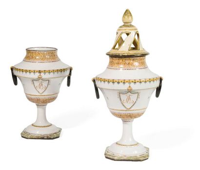 VARAGES Paire de vases urnes sur piédouche reposant sur un socle à pans coupés, prises...