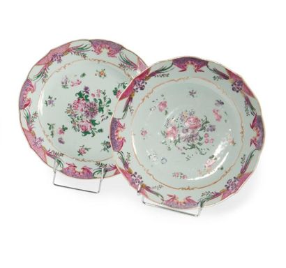 CHINE Paire d’assiettes rondes décorées en émaux polychromes de la famille rose et...