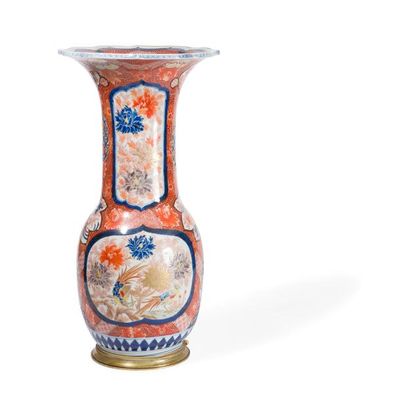 null Vase en porcelaine polychrome monté en lampe.

Japon vers 1900.

H. 55,5 cm