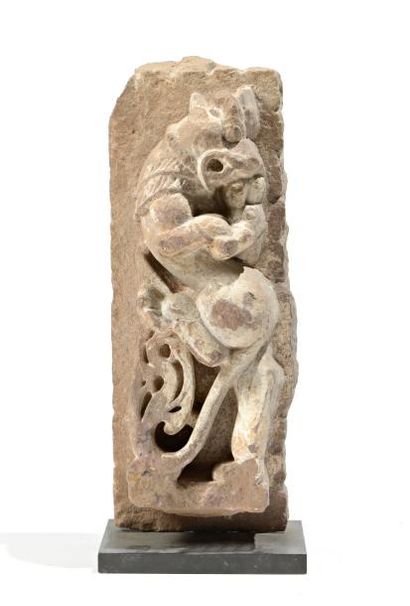 null Stele en pierre sculptée à décor d’un lion

Travail Indien

H: 49 cm