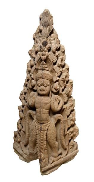 null Pierre d'angle figurant Garuda. 

Cambodge, période post-angkorienne, XIVème...