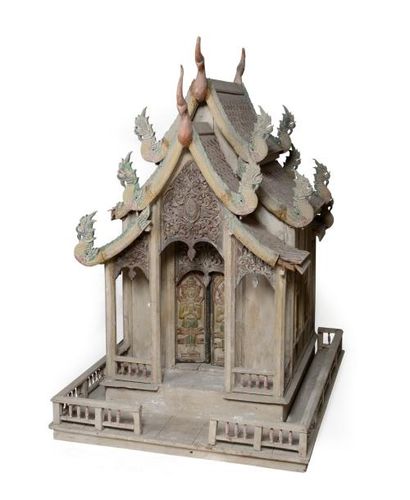 null Temple en réduction en bois polychrome 

Thaïlande, XXËme siècle. 

H. 164 cm...