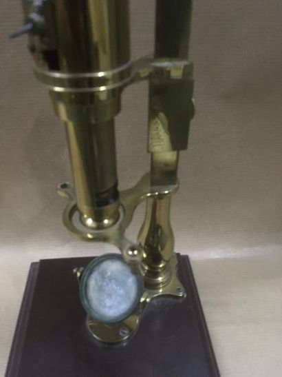 null Microscope en laiton. H. 34 cm

XIXème siècle

