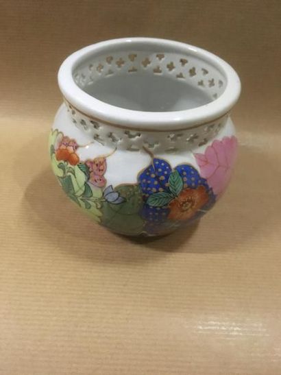 null Vase pot-pourri en porcelaine à décors ajouré et peint de pivoines et feuillages.

H....