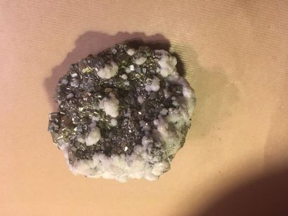 null 8) Pyrite triglyphe et calcite de Huanzala au Pérou