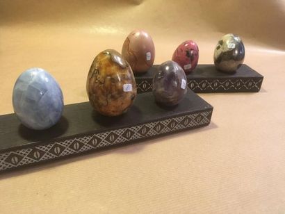 null 18) Lot de sept œufs (jaspe, ammonite, pyrite, quatz et rutile, calcite bleue,...