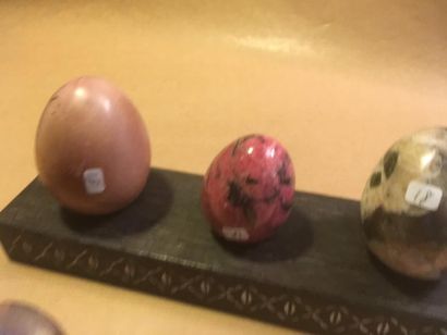 null 18) Lot de sept œufs (jaspe, ammonite, pyrite, quatz et rutile, calcite bleue,...