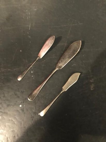 null 

Suite de trois couteaux à beurre en métal argenté


