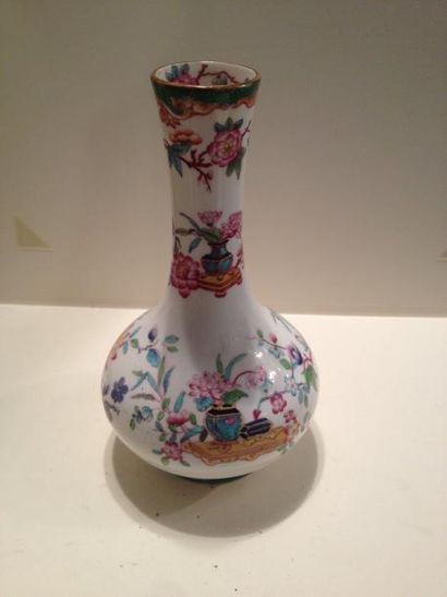 null Angleterre. Vase à panse globulaire à décors polychrome de fleurs dans des vases...