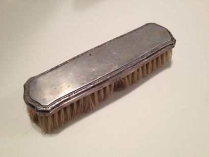 null Brosse en argent 800 à décors de frises feuillagés. L. 17,5 cm. Pb: 76,37 c...