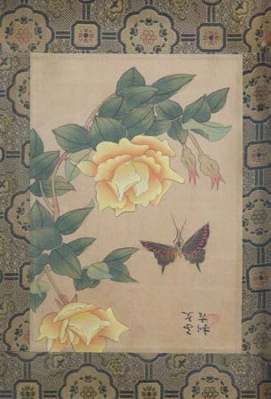 null Deux peintures en couleurs sur soie représentant un papillon parmi des roses.
Chine,...