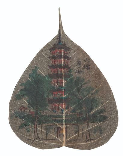 null Feuille de murier peinte en polychromie d'une pagode.
17x13,5 cm à vue