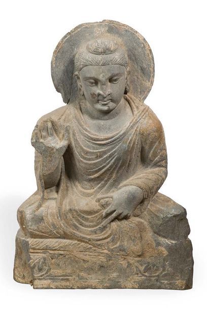 null Bouddha en pierre sculpté et patiné
46x30 cm
(une sculpture comparable est présentée...