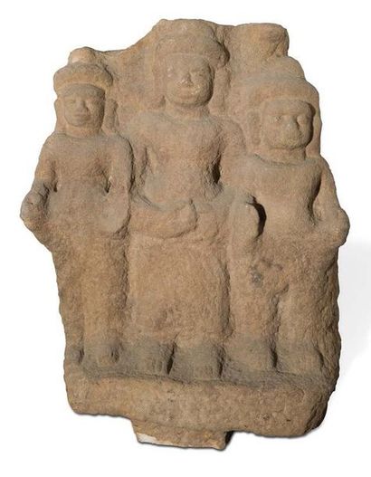null Ensemble de trois personnages en pierre patinée et sculptée
Art Khmer. XIIème...