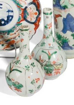null Paire de vase hauts en col en porcelaine à décor émaillé polychrome d'objets...