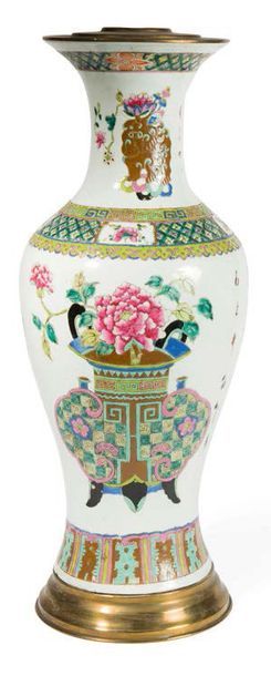 null Vase en porcelaine émaillée polychrome à décors de pivoine dans des vases de...