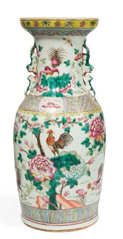 CHINE - CANTON Vase balustre en porcelaine émaillé polychrome à décors de coqs dans...