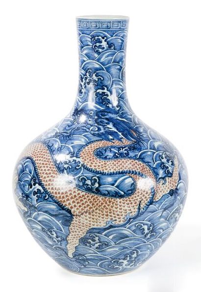null Tase tianqiuping en porcelaine
À décor en bleu et rouge d'un dragon parmi les...