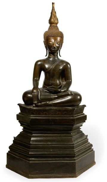 null Important bouddha en bronze de patine brune. La divinité est assise en prise...