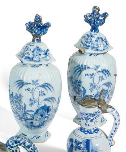 null Paire de vases couverts octogonal en faïence de Delft à décor en camaïeu de...