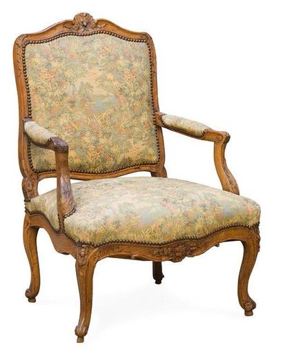 null Fauteuil en bois sculpté, mouluré et patiné à décors de coquilles éclatées,...