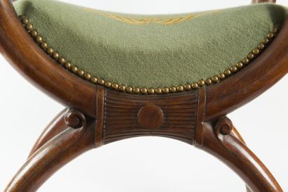 Attribué à Georges JACOB (1793-1814) Fauteuil curule en acajou et placage d'acajou....