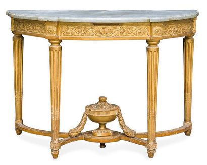 null Console en bois et stuc doré à décors de feuillages et rinceaux.
Elle repose...