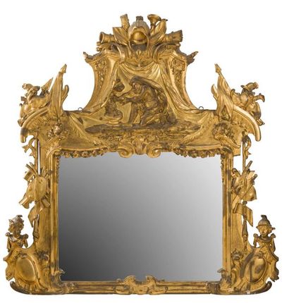 null Miroir monumental en bois sculpté et doré à décors de trophées de guerre, espagnolette,...