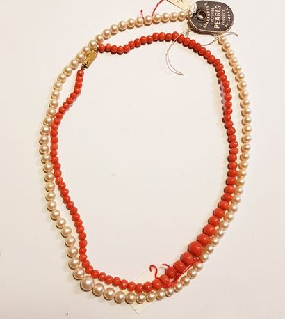 null Collier de perles de culture en chute.
On joint un collier de perles de corail...