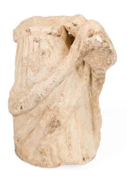 null Fragment de statue féminine drapée.
Époque Romaine.
Marbre.
Hauteur: 15,5 c...