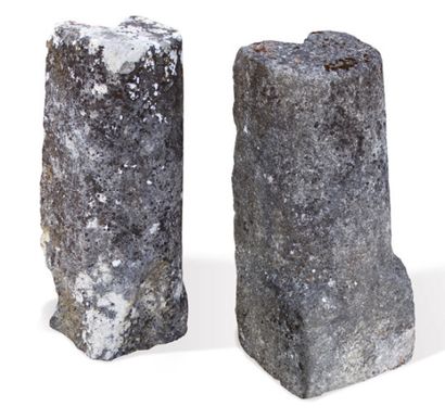 null DEUX BORNES D'ANGLES Matériau: Pierre calcaire. XIXème siècle.
H. 92 cm - D....