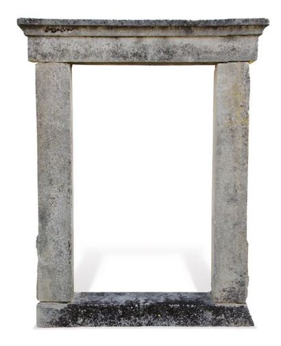 null FENÊTRE Surmontée d'une corniche. Matériau: Pierre calcaire.
XVIIème siècle....