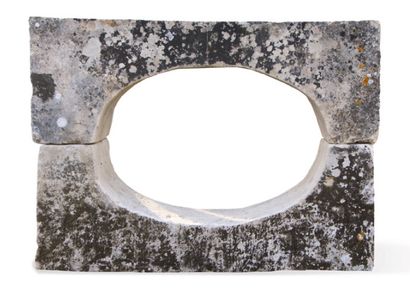 null OEIL DE BOEUF OVALE En deux pierres. Matériau: Pierre calcaire. XIXème siècle.
L....