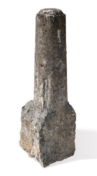 null BORNE Matériau: Pierre calcaire. XIXème siècle.
H. 133 cm
D. en haut 23 cm
BOUNDARY...