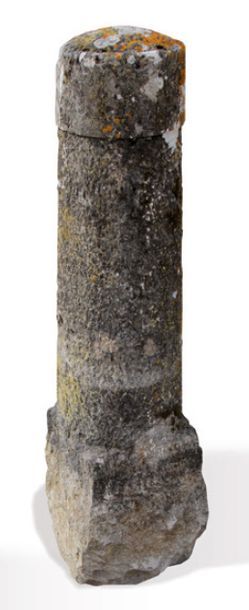 null BORNE Matériau: Pierre calcaire. XIXème siècle.
H. 130 cm - D. en haut 27 cm
BOUNDARY...