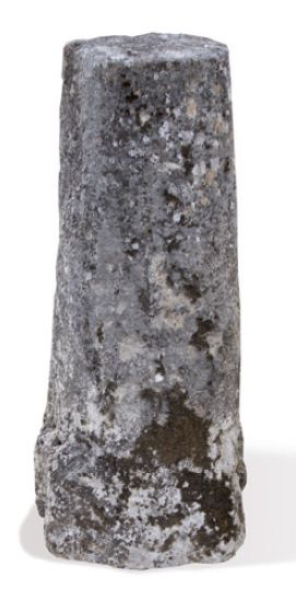 null BORNE Matériau: Pierre calcaire. XIXème siècle.
H. 110 cm - D. en haut 32 cm
BOUNDARY...