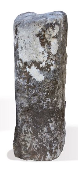 null BORNE Matériau: Pierre calcaire. XIXème siècle.
H. 110 cm - D. en haut 32 cm
BOUNDARY...