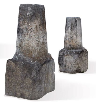 null DEUX BORNES Matériau: Pierre calcaire. XIXème siècle.
H. 110 cm - H. hors sol...