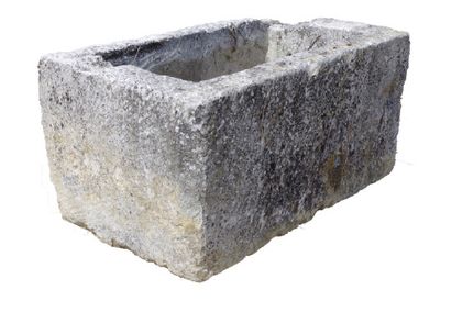 null LARGE BASSIN de forme rectangulaire en pierre monolithe.
Matériau: Pierre calcaire...