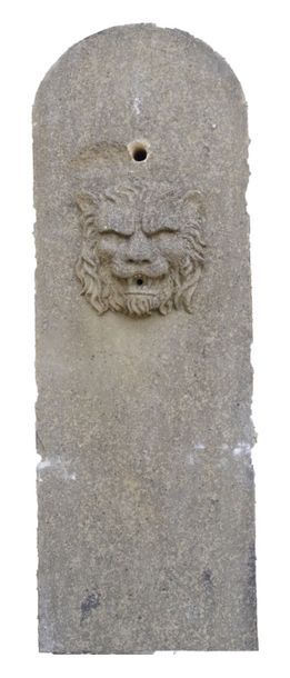 null FONTAINE PILIER décorée dun mascaron de tête de lion.
Matériau: Pierre calcaire
H....