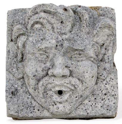 null MASCARON DE FONTAINE À motif de tête de jeune homme.
Matériau: Calcaire. L....