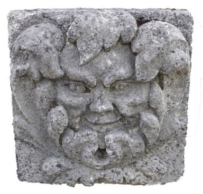 null MASCARON de fontaine en pierre calcaire représentant bacchus.
L. 34 cm H. 34...