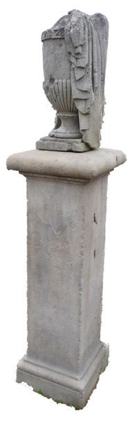 null POT DRAPÉ finement sculpté et posé sur son pilastre en pierre
D. 35 cm H. 50...