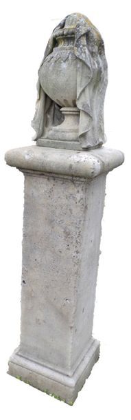 null POT DRAPÉ finement sculpté et posé sur son pilastre en pierre
D. 35 cm H. 50...