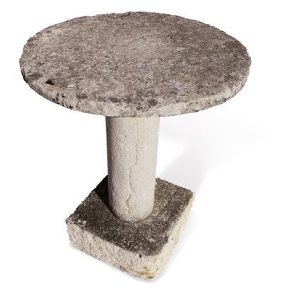 null TABLE RONDE Reposant sur un pied rond mouluré.
Matériau: Pierre calcaire. XIXème...
