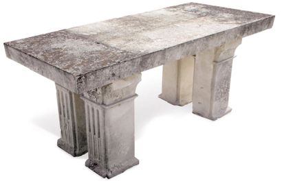 null TABLE RECTANGULAIRE EN PIERRE Reposant sur quatre piètements décorés de chapiteaux...