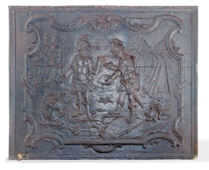 null PLAQUE DE CHEMINÉE En fonte à décor d'une scène antique dans un encadrement...